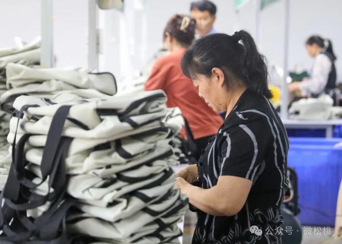 松桃 箱包企业开足马力忙生产赶订单